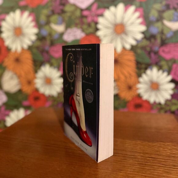 Cinder by Marissa Meyer - Signed! Lunar Chronicles Series (Paperback - Fantasy) - Picture 3 of 5